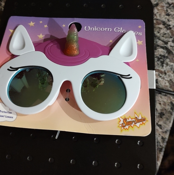 Stand out from the crowd with these fun stylish sunglasses featuring a unicorn - Picture 5 of 9